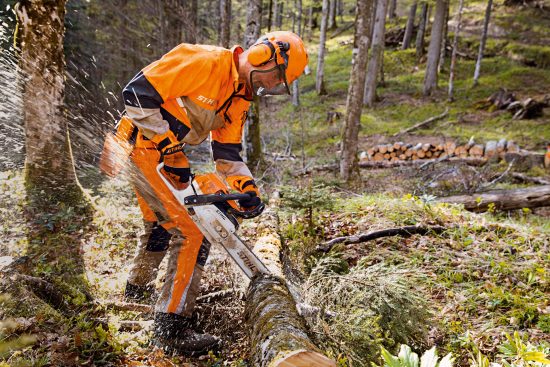 Milline peab olema kaitseriietus mootorsaega töötamisel?